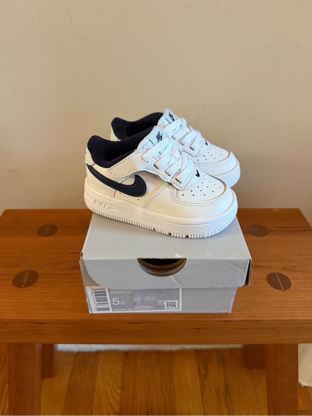 NWT Nike Force 1 Low Easyon Toddler White Sneakers with Navy Swoosh